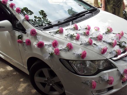 Как и какво украсяват сватбата кола