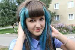 Как да боядисате косата си в син цвят в дома (снимки и видео)