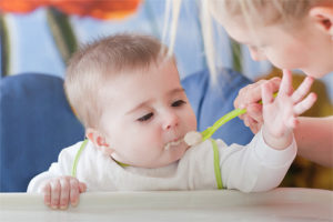Как да се въведат твърди храни на вашето бебе