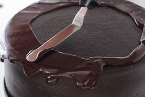 Как да се украсяват торта с шоколад