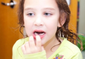 Как да грабне бебе зъб без болка у дома си в едно дете