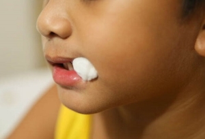 Как да грабне бебе зъб без болка у дома си в едно дете