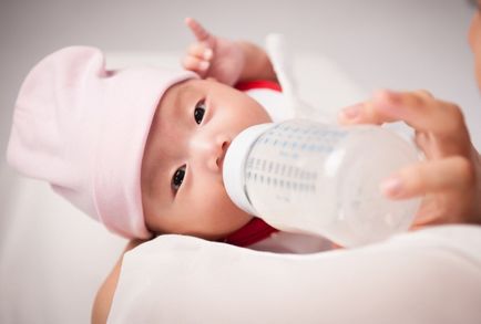 Кога можем да даде вода на новороденото, ако трябва да се пие по време на кърмене