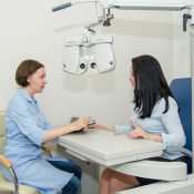 Лазерна корекция на зрението хирургия плюсове и минуси за възстановяване (на) Лазерна корекция на зрението плюсовете и минусите на възстановяване хирургия