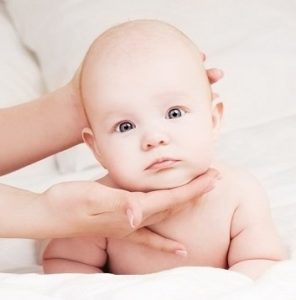 Масаж за бебета у дома 11 на правилата и методите, противопоказанията, видео