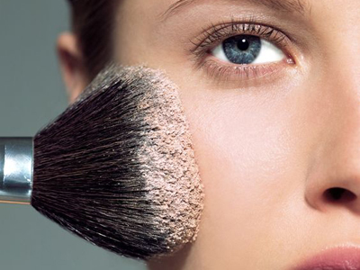 Прозрачен прах - незаменим нещо на козметик