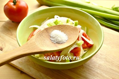 Рецепта за здравословна салата от прясно зеле, домати и целина