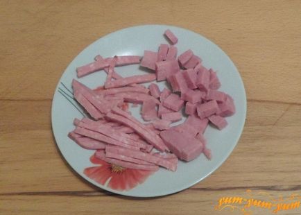Рецепта за салата с краставици, домати, сирене, колбаси и шунка