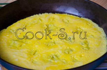 Салата с пиле и бъркани яйца - стъпка по стъпка рецепта със снимки, салати