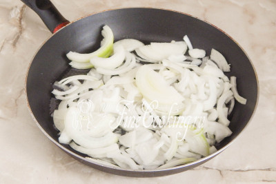 Салата с пиле и кисели краставички - рецептата със снимка
