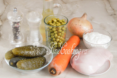 Салата с пиле и кисели краставички - рецептата със снимка