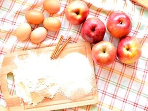 Шарлът с ябълки - рецепта със стъпка по стъпка снимки