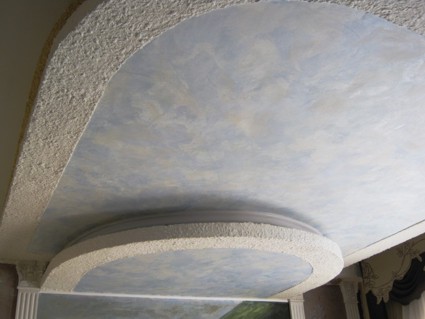 Декоративна мазилка на тавана разполага творбите