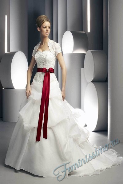 Сватбена рокля с панделка на снимката на кръста, женско списание