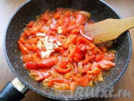 Свинско задушено с домати и чушки - рецепта със снимка