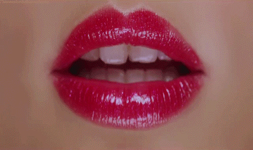 Искам да целуна устните ~ ~ pleykasty
