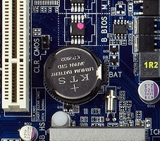 Подмяна на батерията CR2032 биоса на (SMOS) на борда - определяне на BIOS
