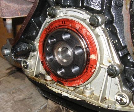 Подмяна на масло уплътнението на коляновия вал на двигателя, инсталирането на теч или ако предните или задните изтечения