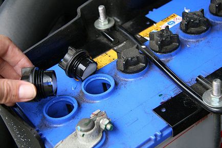 4 лесни начина за възстановяване на колата си батерия с ръцете си