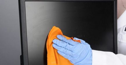 избършете лаптопа Екранът за вкъщи кърпички да наблюдава как да почистите