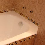 Как да се покрие фугите между плочките в банята