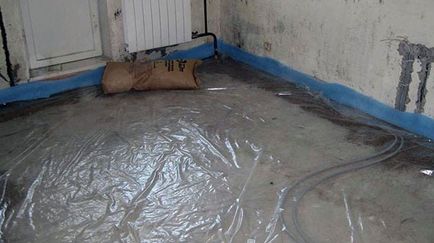 Хидроизолация преди или след подовата настилка, а на върха на сух циментов под в апартамента, ако е необходимо