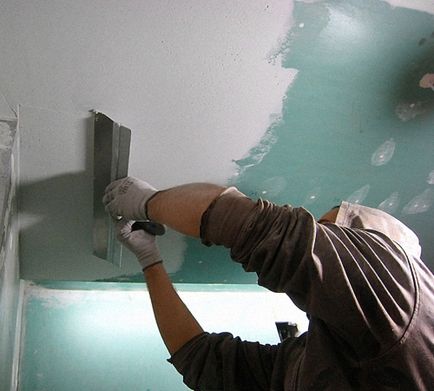 Грундиране преди боядисване на тавана с ръце