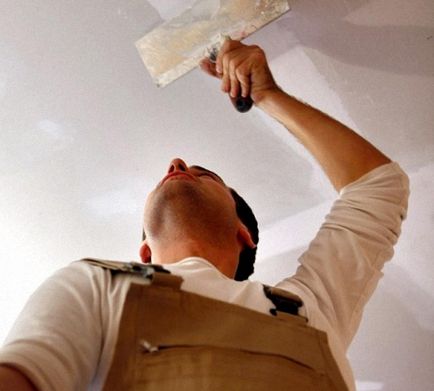 Грундиране преди боядисване на тавана с ръце