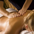 Как да масажира раменете