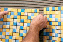Как да положи мозайка стената с ръце на обучение (видео)