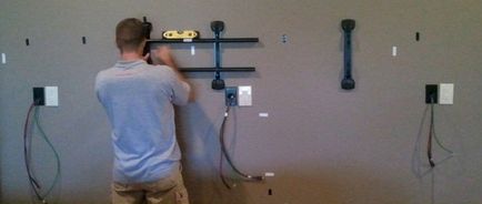 Как да монтирате скобата към стената