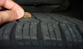 Как да се определи степента на износване на гумите, причинява неравномерно износване (което е показател за