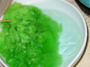 Как да се боядисват вълна за сплъстяване бои за храна в микровълновата