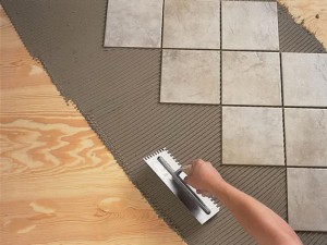 Как да се сложи плочки върху дървен под може да сложим