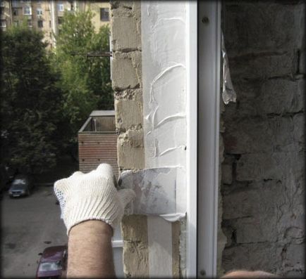Как да се премахне монтажна пяна извън прозореца