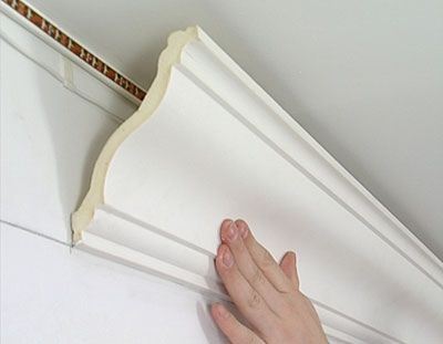 Как да се залепят на тавана корнизи на тавана на напрежение с ръцете си и снимка - лесно нещо