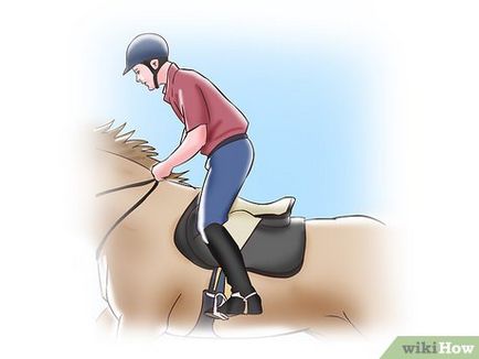 Как да седне по време на езда на кон в тръс