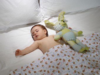 Как да се научи детето да спи сам