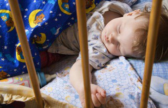 Как да се научи детето да спи сам
