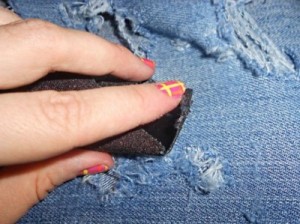 Как се прави дупка в джинсите със собствените си ръце у дома