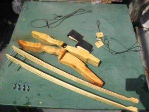 Как да си направим лък за хвърляне на стрели с ръцете си от едно дърво, домашно, видео, мини,