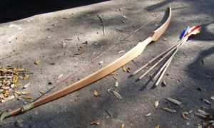 Как да си направим лък за хвърляне на стрели с ръцете си от едно дърво, домашно, видео, мини,
