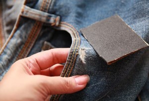 Как да си направим ожулвания и дупки в джинсите у дома