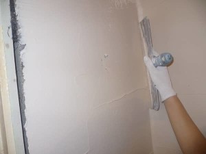 Как да се шпакловка и замазка, стените със собствените си ръце, фина изработка