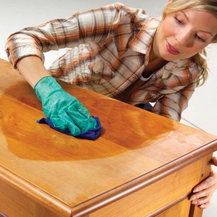 Как да премахнете стария лак от дървени мебели в актуализацията на къща