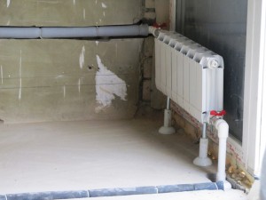 Скриването на тръби за отопление в частен дом методи и материали за скриване