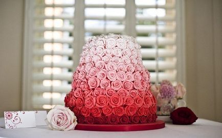 Как да украсят сватбена торта у дома със собствените си ръце