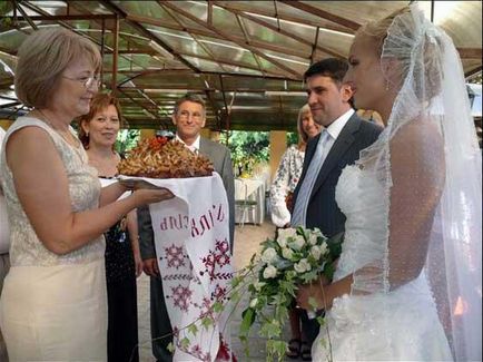 Как да се отговори на младите родители на младоженеца младоженци се срещнаха с самун традиции, обичаи
