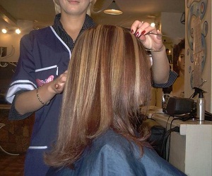 Браун оцветяване върху снимката на коса, реалните цветове и идеи