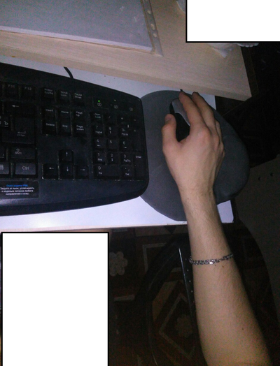 Компютърно бюро с ръцете си